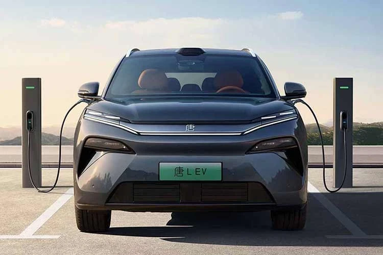 BYDは間もなく、わずか5分で数百キロメートル分の充電が可能な1,500kWの超高速充電ステーションを設置する予定だ。
