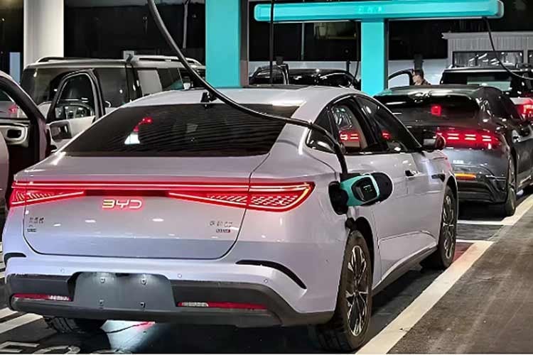 BYDは間もなく、わずか5分で数百キロメートル分の充電が可能な1,500kWの超高速充電ステーションを設置する予定だ。