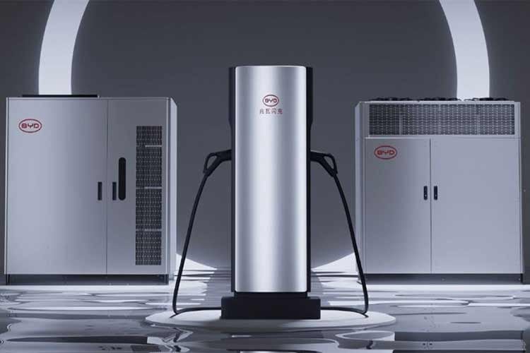 BYDは間もなく、わずか5分で数百キロメートル分の充電が可能な1,500kWの超高速充電ステーションを設置する予定だ。