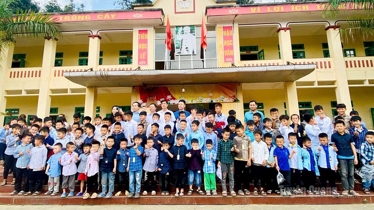I leader del Comitato popolare del Comune di Hung Loi hanno donato dei regali agli studenti svantaggiati della scuola materna di Hung Loi e della scuola primaria e secondaria con convitto per studenti di etnia diversa di Hung Loi.