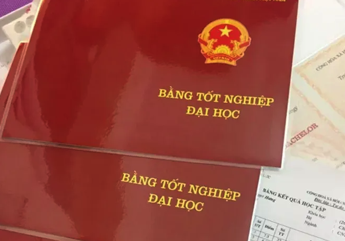 Hiệu trưởng cấp bằng tốt nghiệp THPT - Ảnh 1.