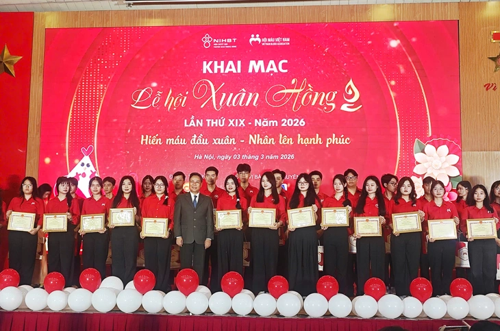 Juntos donamos sangre al comienzo de la primavera y multiplicamos la felicidad. Foto 1. Cùng nhau 'Hiến máu đầu xuân - nhân lên hạnh phúc' - Ảnh 1.