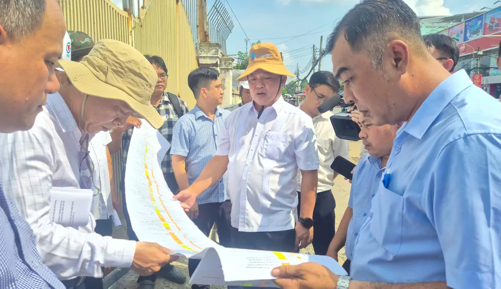 Il vicepresidente del Comitato popolare della città di Can Tho, Nguyen Van Hoa, ispeziona lo stato di avanzamento dei lavori del progetto di ammodernamento e ampliamento della Strada Statale 91.
