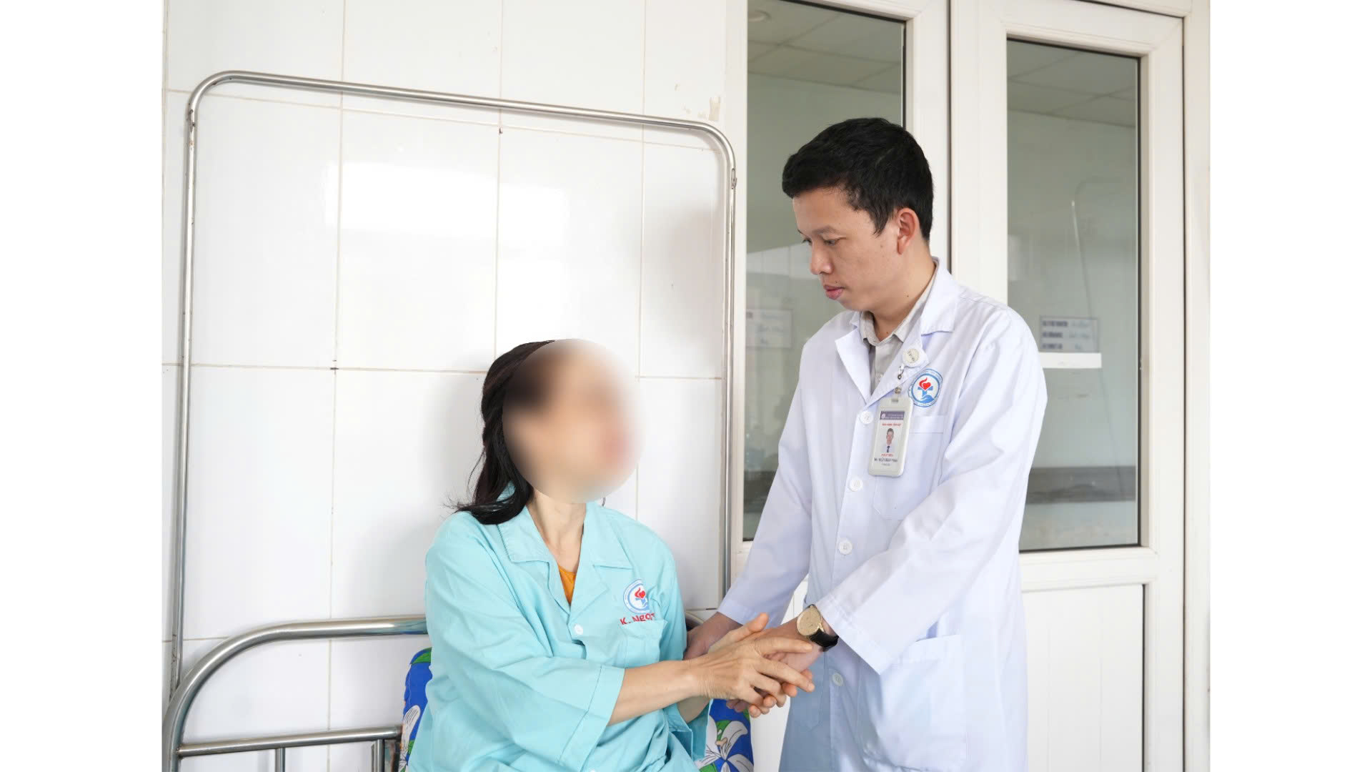 Phẫu thuật khẩn cứu người phụ nữ mất máu âm thầm suốt 2 tháng- Ảnh 1.