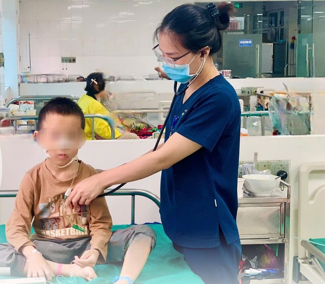 Un bambino di 8 anni ha riportato gravi ustioni esofagee dopo aver ingerito accidentalmente della polvere per la pulizia degli scarichi - Immagine 1. Uống nhầm bột thông cống, bé 8 tuổi bị bỏng thực quản nặng- Ảnh 1.