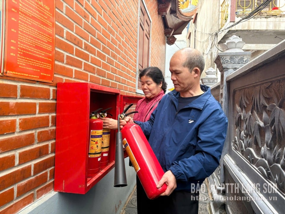 Thành viên Ban quản lý đền Tả Phủ (phường Kỳ Lừa) kiểm tra thiết bị phòng cháy chữa cháy