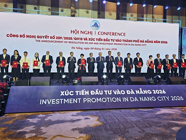 In occasione della Conferenza per la promozione degli investimenti di Da Nang del 2026, il Comitato popolare della città di Da Nang ha rilasciato decisioni di approvazione delle politiche di investimento, decisioni di approvazione degli investitori e certificati di registrazione degli investimenti alle imprese. UBND TP Đà Nẵng trao Quyết định chấp thuận chủ trương đầu tư, Quyết định chấp thuận nhà đầu tư, Giấy chứng nhận đăng ký đầu tư… cho các doanh nghiệp tại hội nghị xúc tiến đầu tư vào TP Đà Nẵng năm 2026.