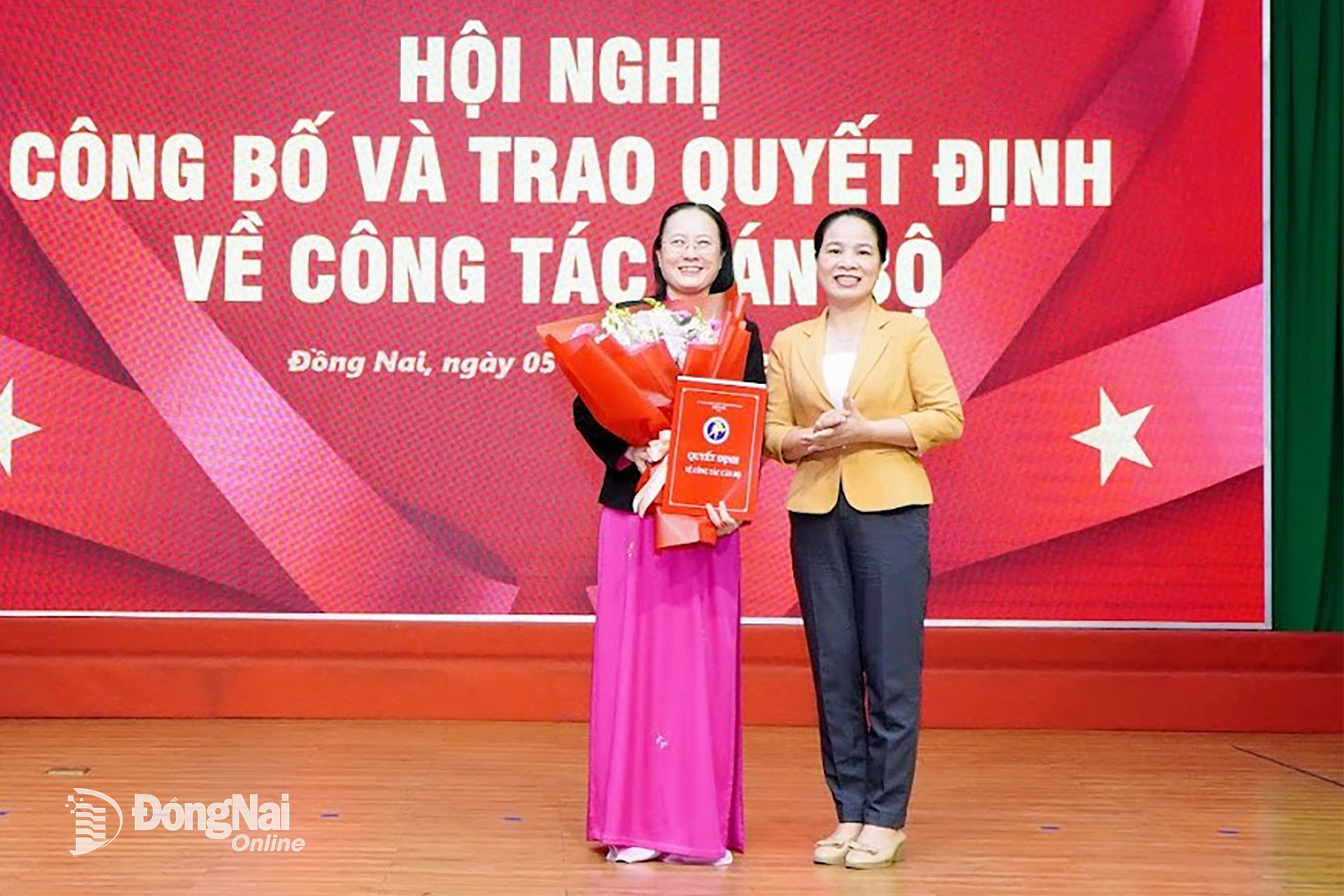 Giám đốc Sở Y tế Đỗ Thị Nguyên trao quyết định cho bác sĩ Lê Thị Thái Hà. Ảnh: Hoàng Hùng