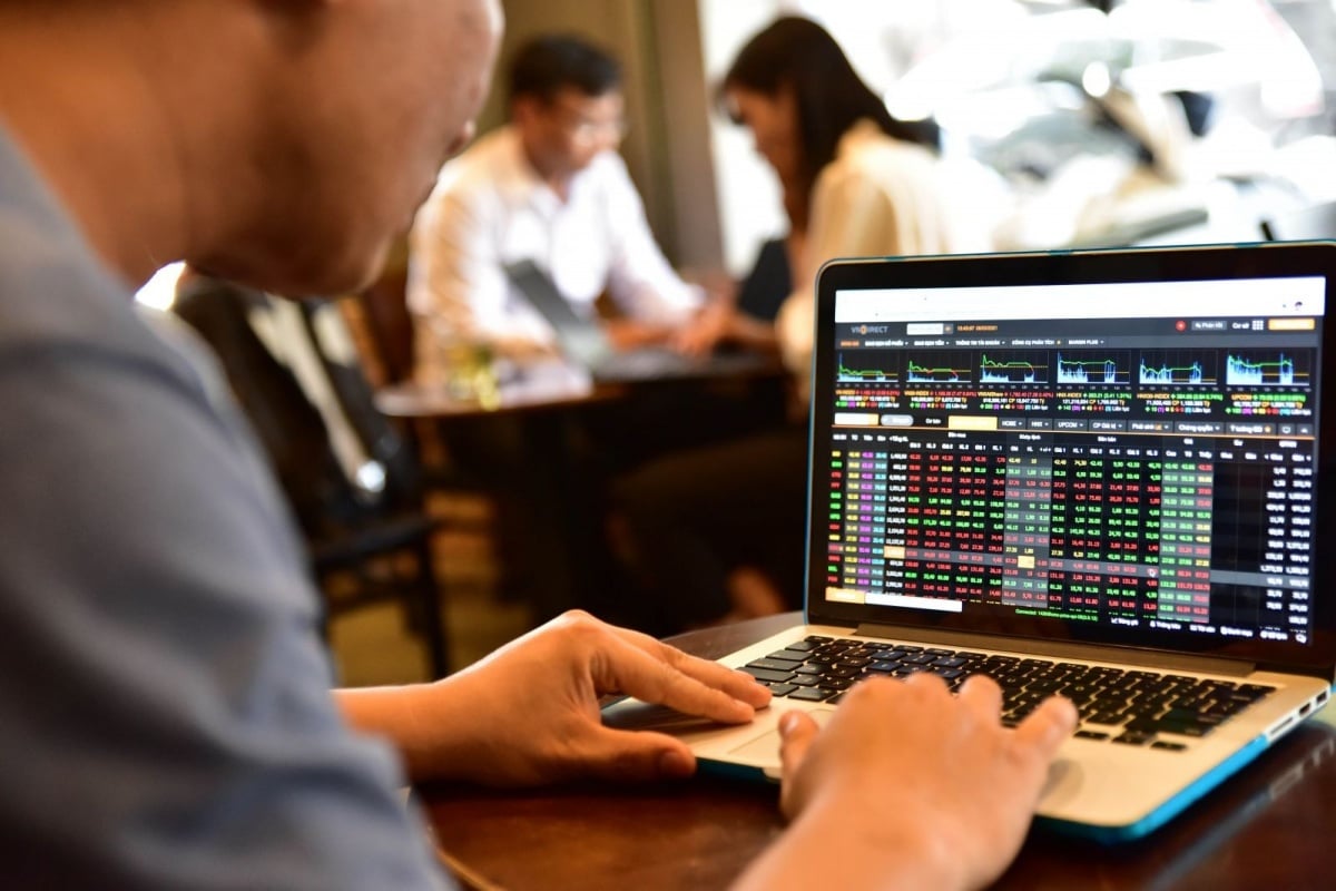 Khối ngoại xả hơn 3.200 tỷ, VN-Index đảo chiều giảm