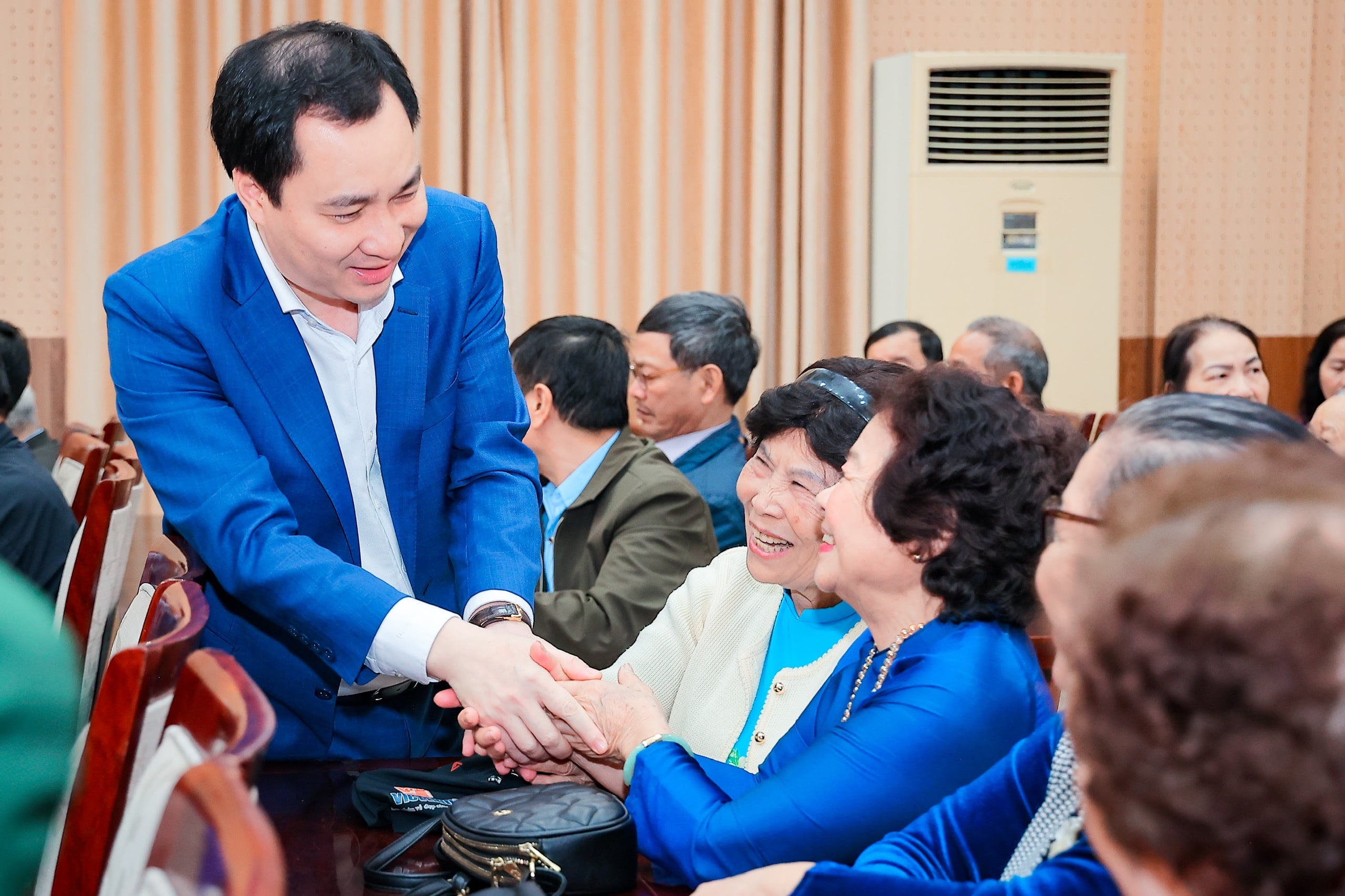 Ông Vũ Văn Tiến tiếp xúc cử tri tại Hải Phòng - Ảnh 1.