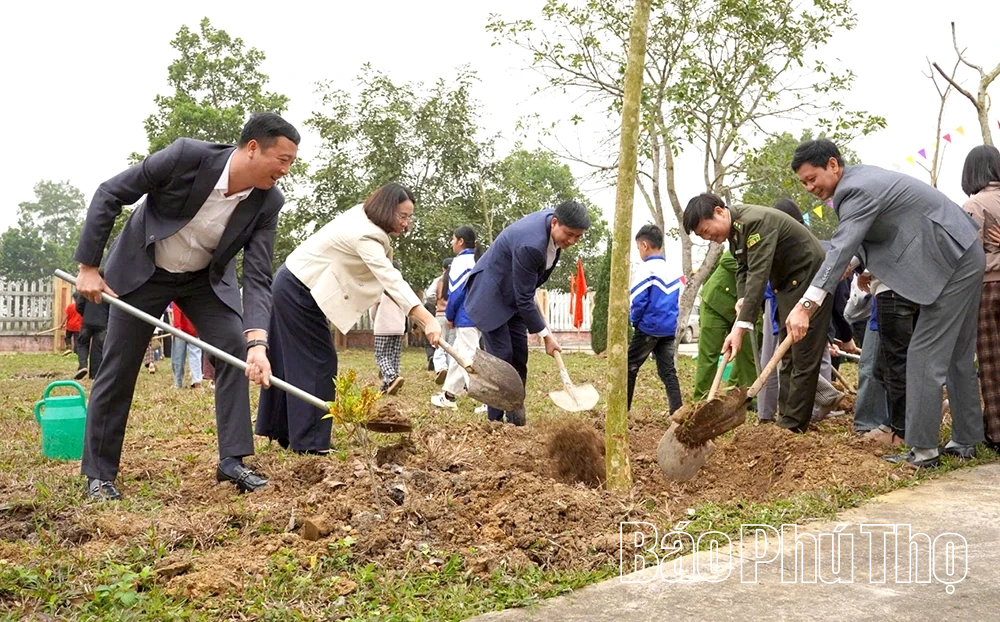 La stazione dei ranger forestali di Thanh Son pianta alberi in modo proattivo all'inizio della primavera.