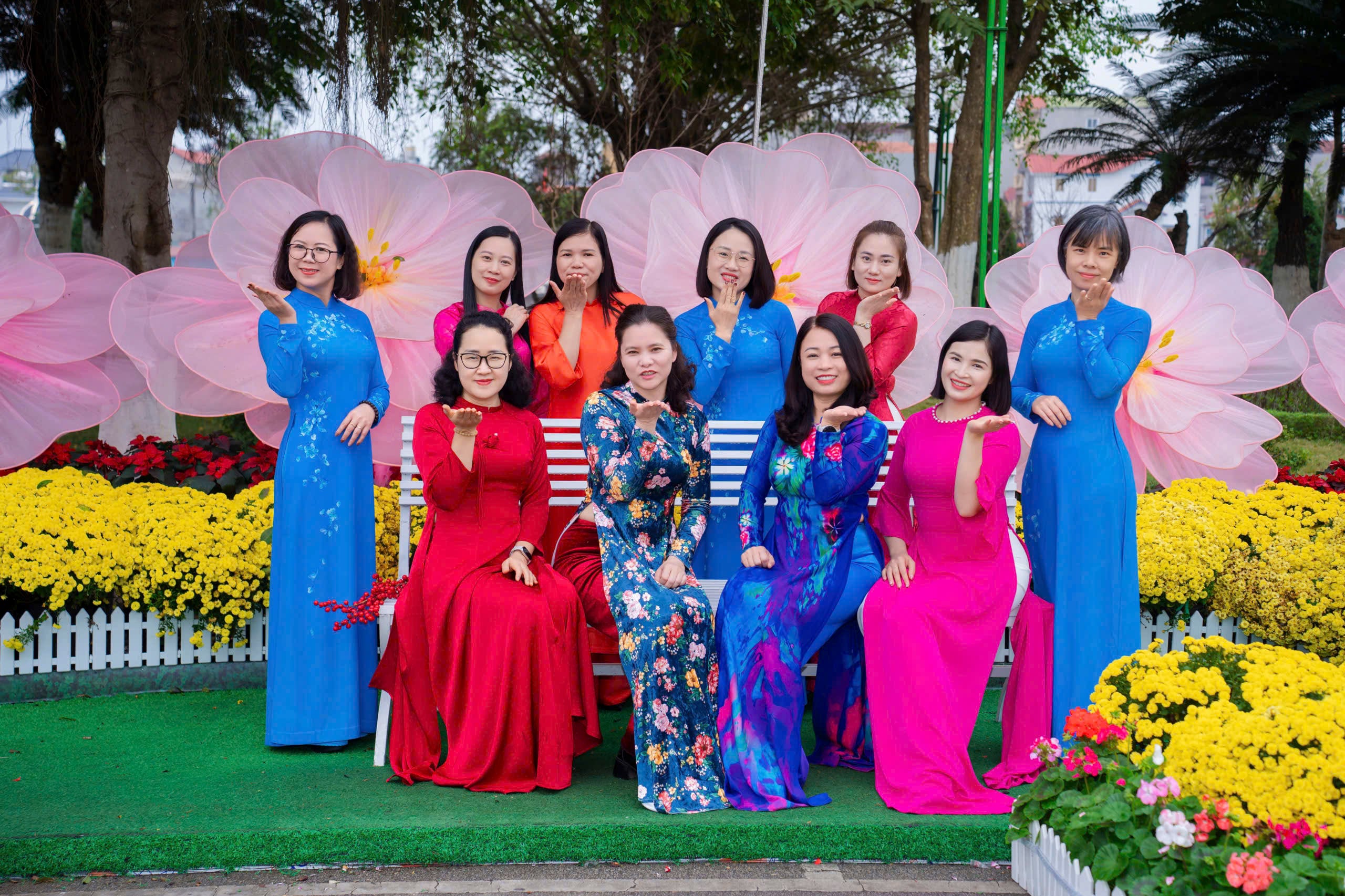 Rực rỡ sắc màu áo dài của phụ nữ Lạng Sơn - Ảnh 3.