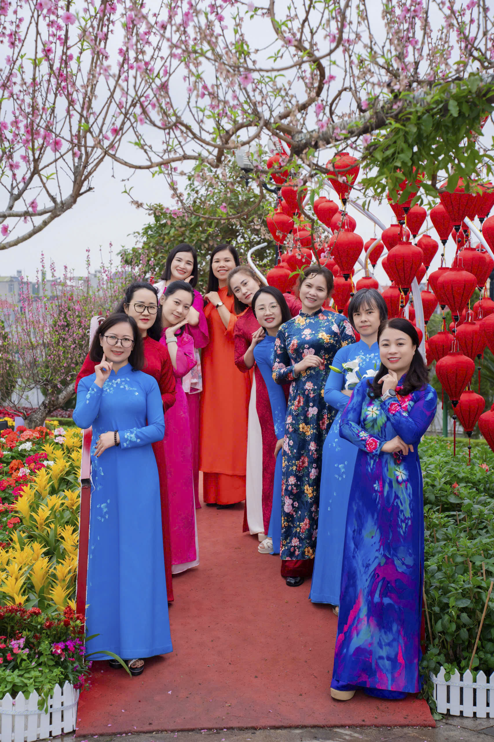 Rực rỡ sắc màu áo dài của phụ nữ Lạng Sơn - Ảnh 4.
