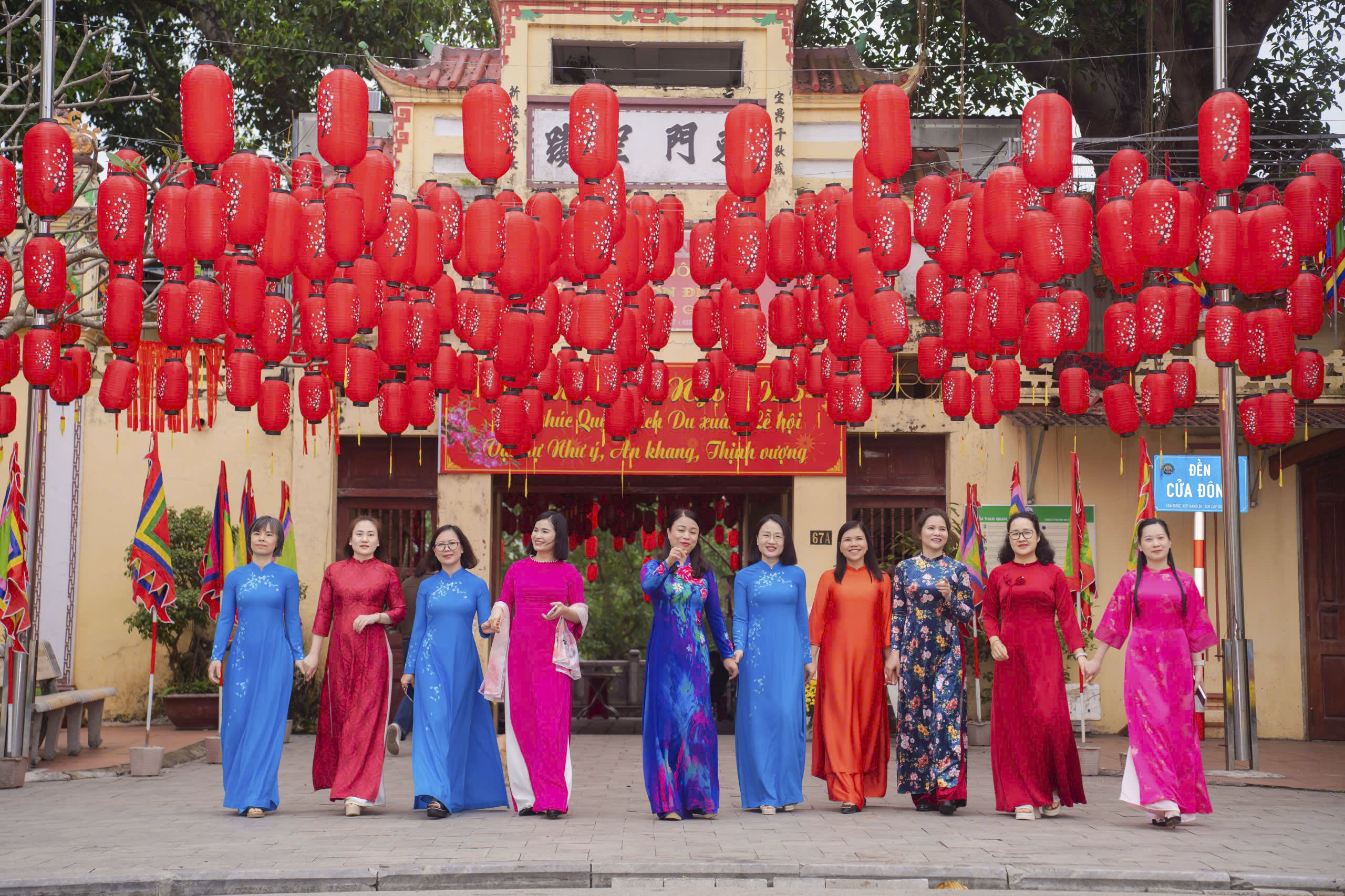 Rực rỡ sắc màu áo dài của phụ nữ Lạng Sơn - Ảnh 5.