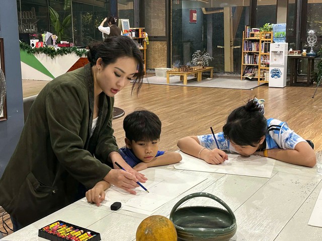 L'aula vivace e colorata dell'attrice Diem Hang - Foto 1. Lớp học rộn ràng sắc màu của diễn viên Diễm Hằng- Ảnh 1.