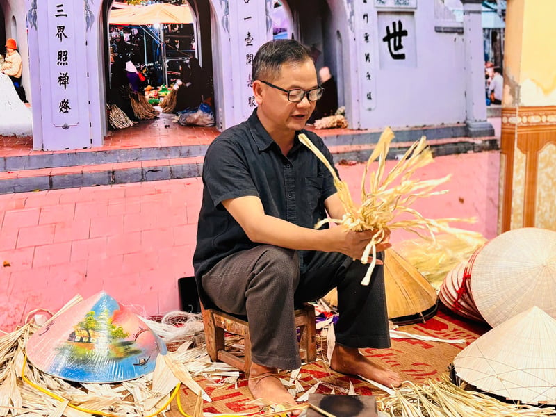 Herr Le Van Tuy – ein Handwerker, der seit über einem halben Jahrhundert im Dorf Chuong Kegelhüte herstellt. Foto: Nhat Chi.