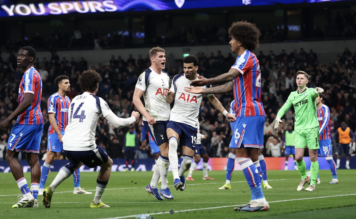 Tottenham collapsed in 10 minutes of added time, suffering a shocking home defeat to Crystal Palace - Photo 2.