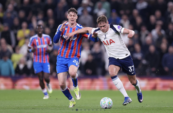 Tottenham collapsed in 10 minutes of added time, suffering a shocking home defeat to Crystal Palace - Photo 3.