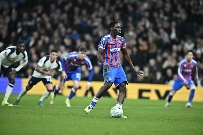 Tottenham collapsed in 10 minutes of added time, suffering a shocking home defeat to Crystal Palace - Photo 4.