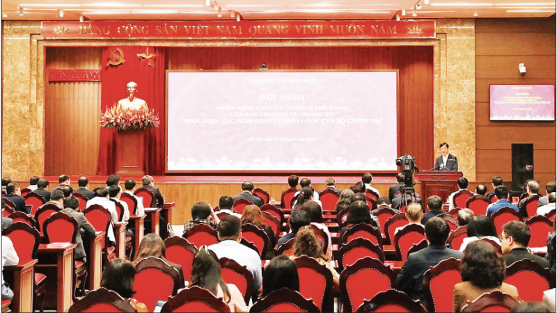 คณะกรรมการพรรคประจำเมืองฮานอยจัดการประชุมเพื่อเผยแพร่และดำเนินการตามแผนปฏิบัติการของคณะกรรมการประจำเมืองเพื่อดำเนินการตามมติเชิงกลยุทธ์ของคณะกรรมการกรมการเมือง (ภาพ: คณะกรรมการจัดงาน)