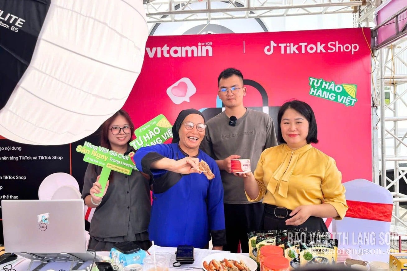 ランソンの女性たちは、ソーシャルメディアプラットフォーム「TikTok」で商品を販売するためにライブ配信を行っている。