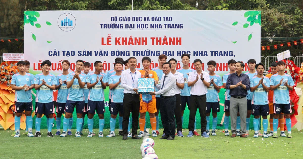 Nha Trang University inaugurates its stadium and sends its team to participate in the THACO Cup 2026 Finals. - Vietnam.vn