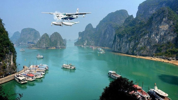 Molti turisti hanno espresso rammarico per la fine dell'esperienza di sorvolare la baia di Ha Long a bordo di un idrovolante.