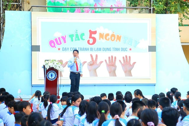 En seksualundervisningstime for 5. klassinger ved Tran Hung Dao barneskole, distrikt 1, Ho Chi Minh-byen. Elevene fikk svar på mange spørsmål av Dr. Nguyen Nguyet Cau, en spesialist fra Distrikt 1 medisinske senter.