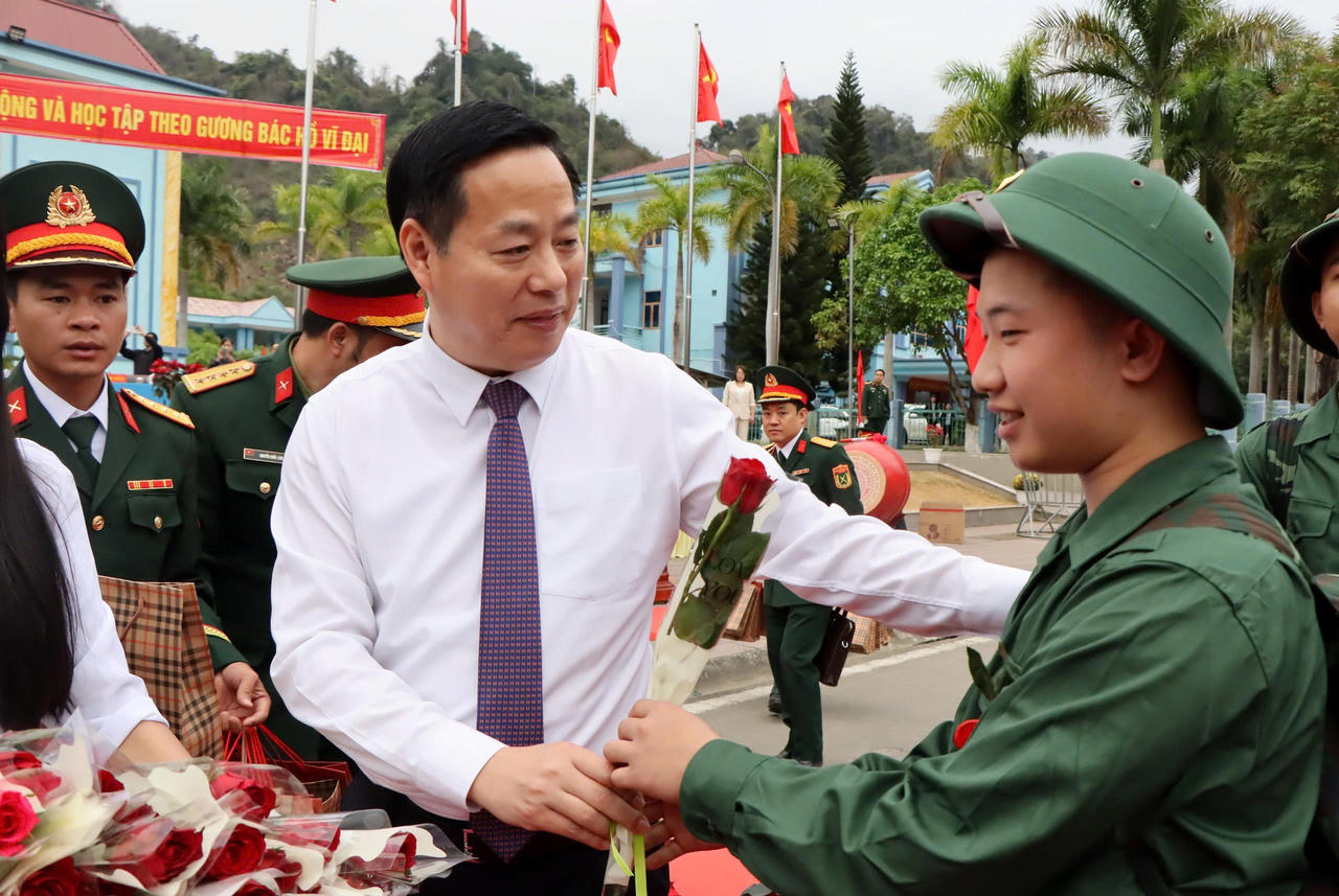 رئیس کمیته خلق استان لای چائو ابراز اطمینان و امیدواری کرد که رفقایی که امسال خدمت سربازی را انجام می‌دهند، همچنان به حفظ ویژگی‌های خوب جوانان دوران هوشی مین ادامه دهند. با درک واضح از اینکه خدمت سربازی و خدمات امنیت عمومی هم مسئولیتی بزرگ و هم افتخاری است، سربازان جدید باید تحت هر شرایط و موقعیتی، صداقت سیاسی خود را حفظ کنند، به شدت از قوانین کشور، انضباط نظامی و انضباط پلیسی پیروی کنند؛ به طور فعال مطالعه کنند، آموزش ببینند، متحد شوند، بر مشکلات غلبه کنند و تمام وظایف محوله را به نحو احسن انجام دهند.