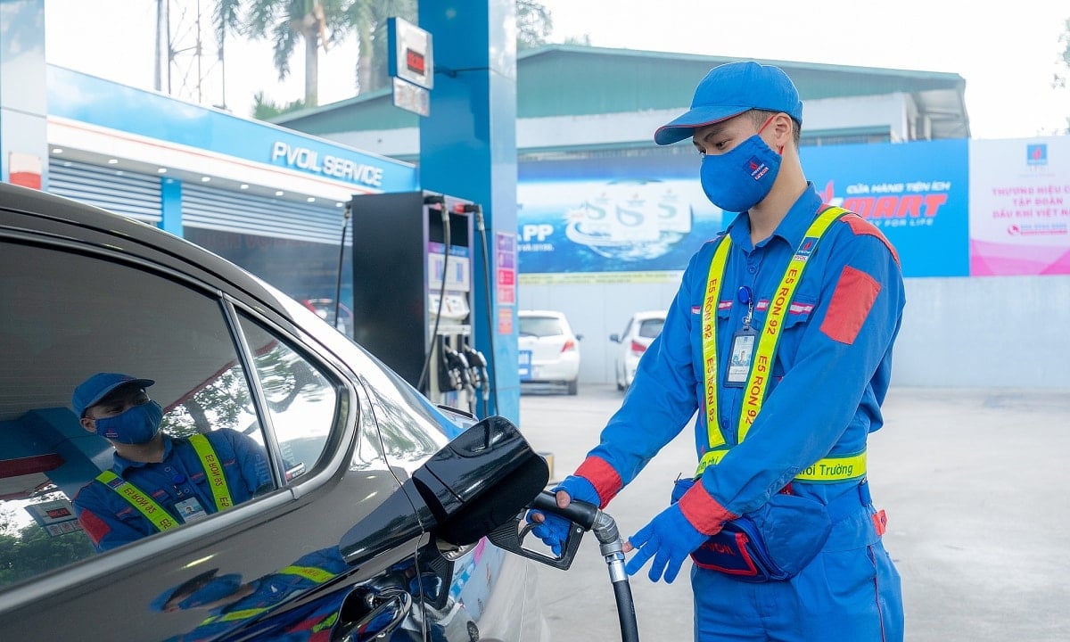 Het ministerie van Industrie en Handel heeft de provincies en steden verzocht de handel in benzine e