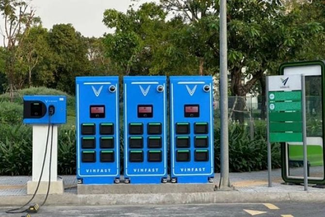 VinFast lanza una serie de promociones para sus últimos modelos de patinetes eléctricos, los Feliz II y Viper, que utilizan baterías intercambiables. – Vietnam.vn