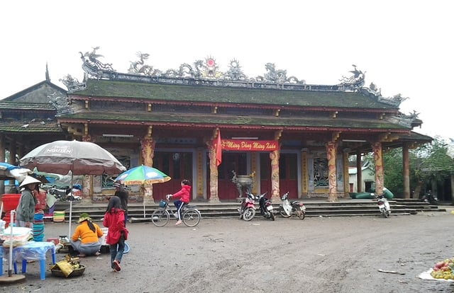 Oggetto sacro del villaggio: alla ricerca del tempio del villaggio per restituire il bruciatore di incenso in bronzo - Foto 2. Vật thiêng của làng: Đi tìm đình làng để trả lại lư đồng- Ảnh 2.