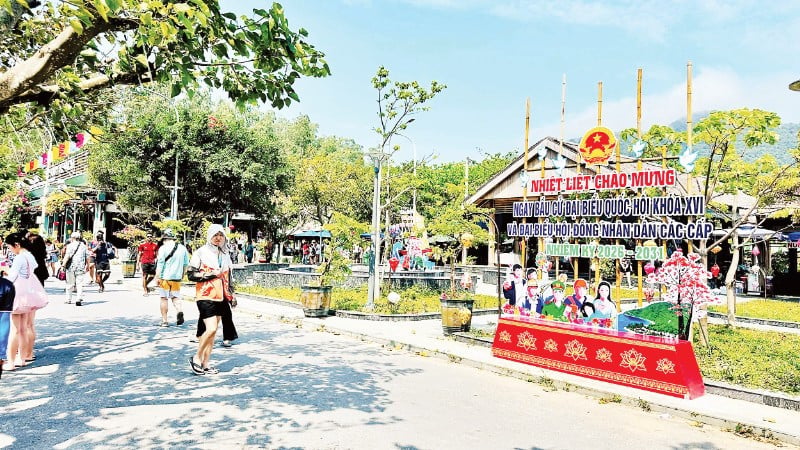 Suasana meriah perayaan kebangsaan memenuhi komune pulau Tan Hiep, bandar Da Nang.