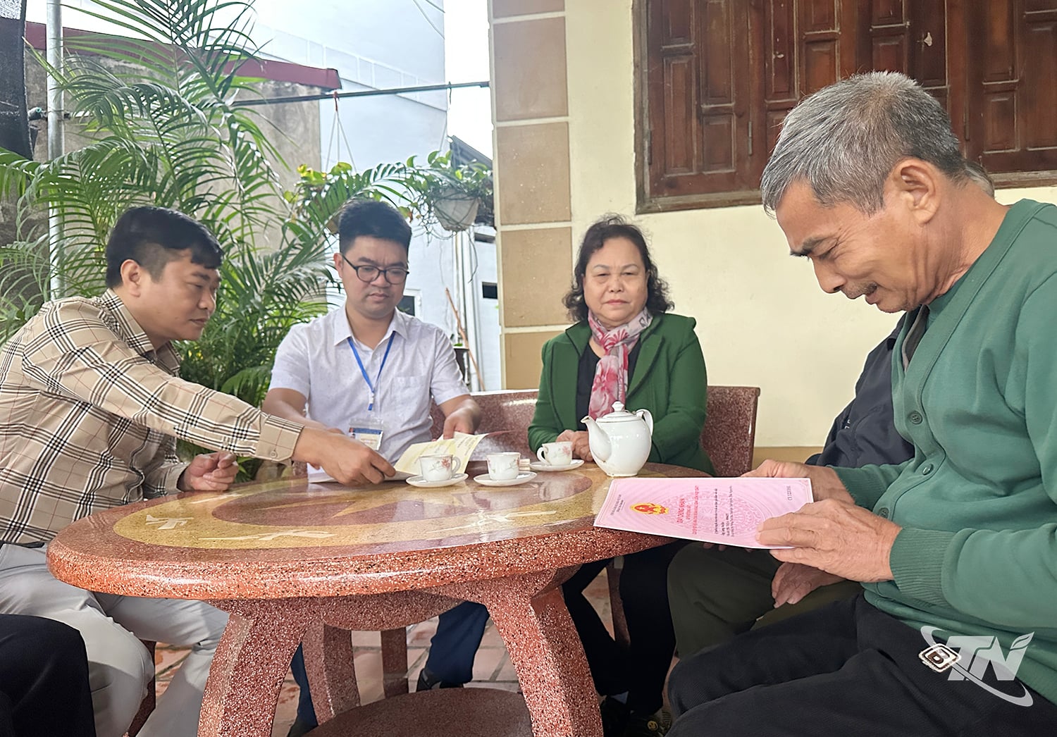 Quyet Thang mahallesinin sakinleri, mahalle yetkililerine arazi bilgileri veriyor.