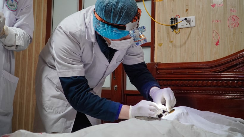 Teknisi tersebut melakukan prosedur pengambilan kornea dari donor.
