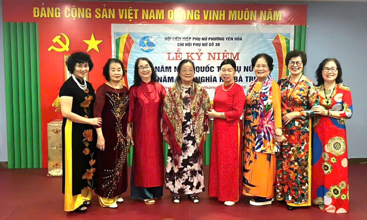 Phụ nữ cao tuổi thủ đô rạng rỡ với áo dài- Ảnh 3.
