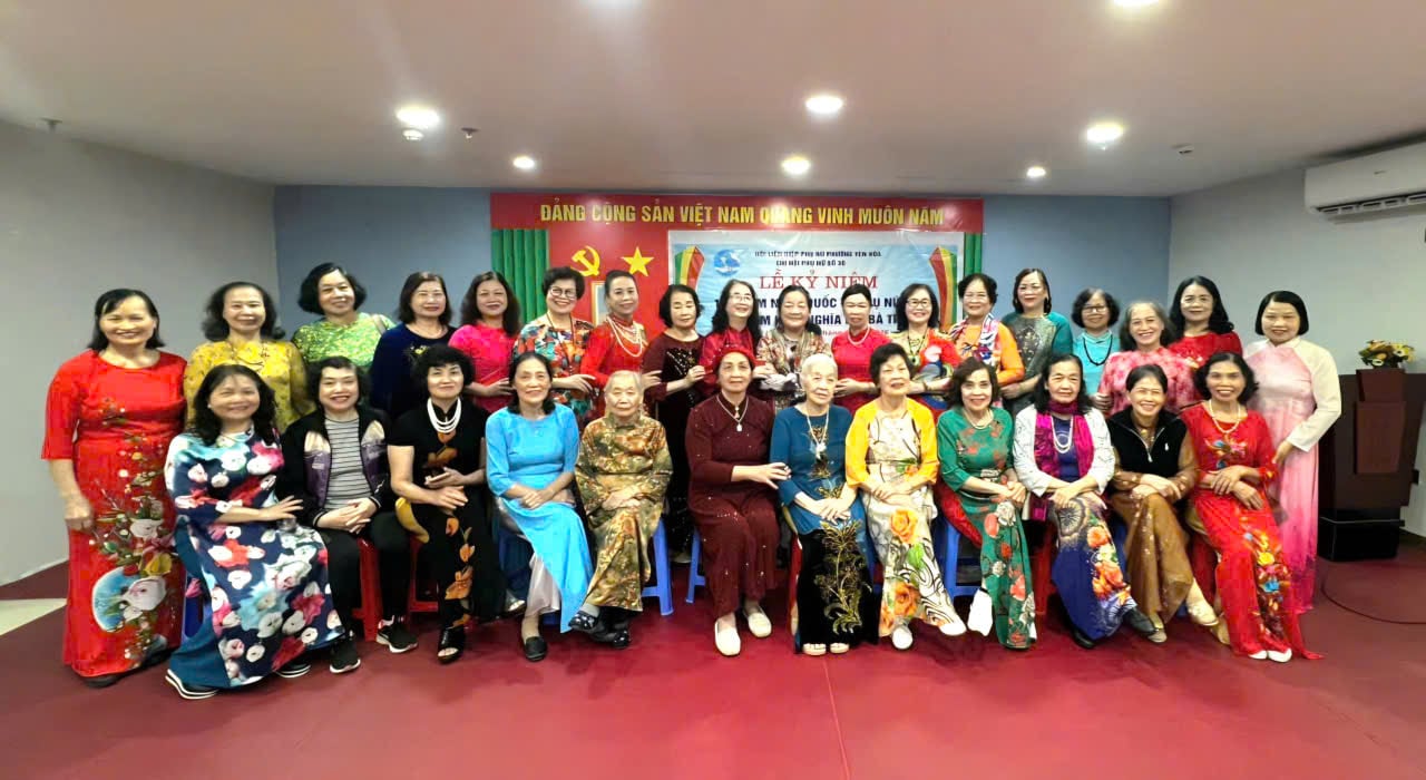 Phụ nữ cao tuổi thủ đô rạng rỡ với áo dài- Ảnh 4.