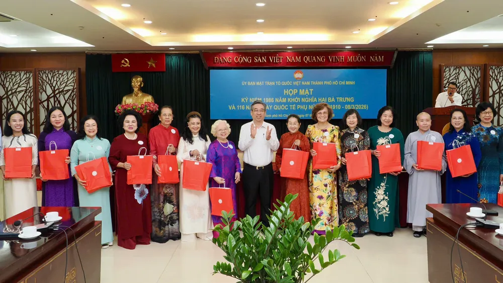 Il compagno Nguyen Phuoc Loc consegna dei doni alle delegate per congratularsi con loro in occasione della Giornata internazionale della donna, l'8 marzo. Foto: HOANG HUNG