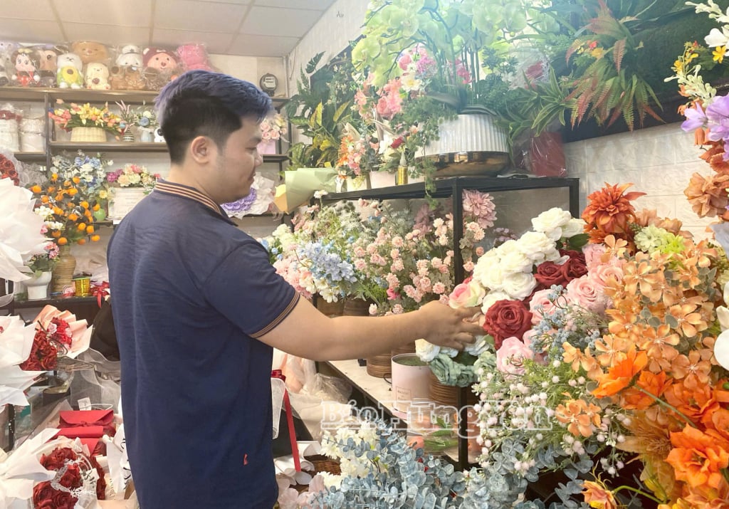 I clienti scelgono di acquistare fiori in un negozio situato in via Dien Bien, nel quartiere di Pho Hien.
