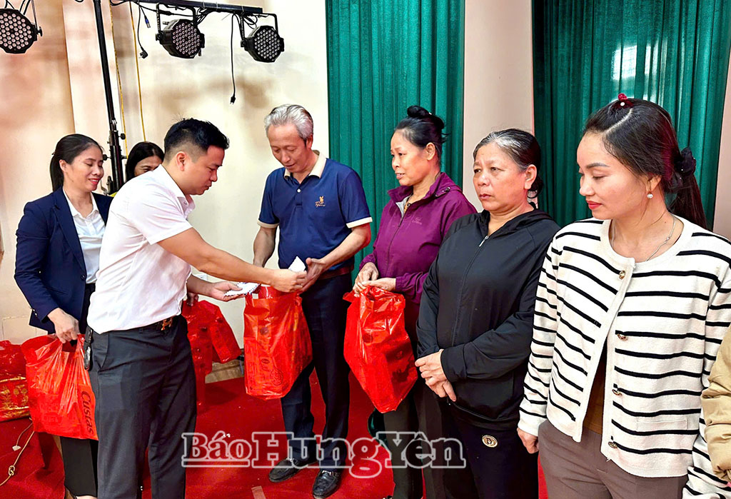 Des représentants de l'organisation parrainante ont offert des cadeaux à des familles démunies de la commune de Trieu Viet Vuong.