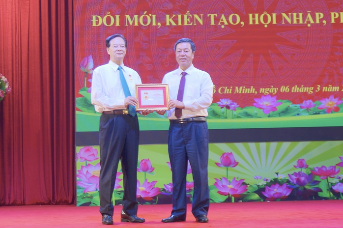 Vu Trong Lam (à droite), directeur et rédacteur en chef de la Maison nationale d'édition politique, remet à M. Nguyen Tan Dung une médaille commémorative pour sa contribution à la publication d'ouvrages théoriques et politiques du Parti et de l'État.