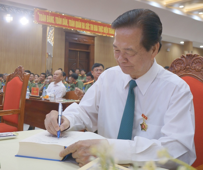 L'ancien Premier ministre Nguyen Tan Dung dédicace et offre des livres aux délégués.