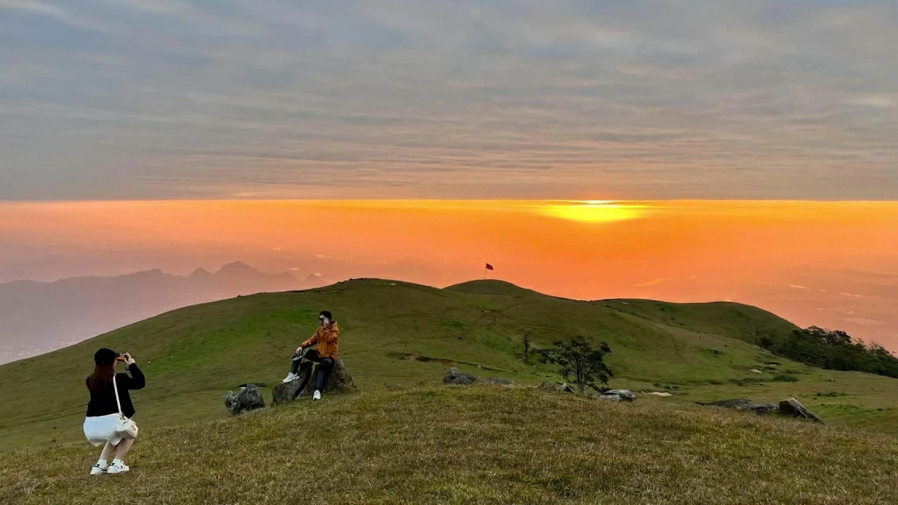 Montare una tenda per osservare le nuvole su una collina immersa nelle vaste foreste della provincia di Thanh Hoa. Dựng lều săn mây trên đỉnh đồi giữa đại ngàn xứ Thanh