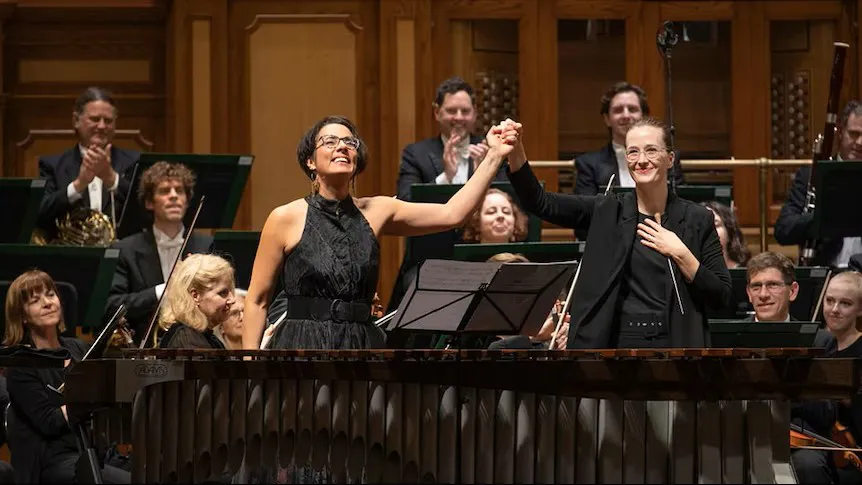 La direttrice d'orchestra (in piedi, a sinistra) dell'Orchestra Sinfonica Statale di Adelaide. Foto: ABC