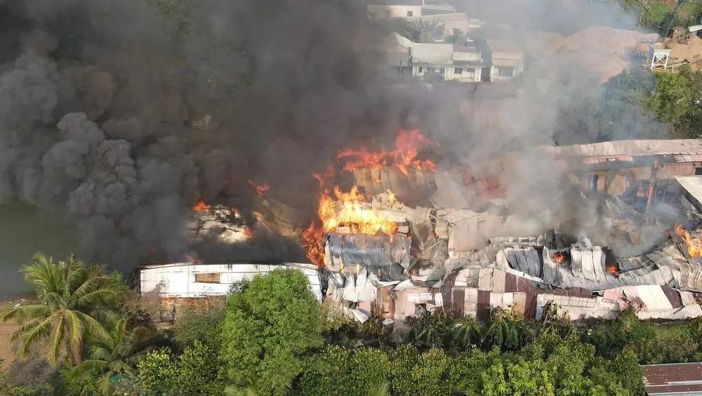 Un grave incendio è divampato in un magazzino di materassi a Dong Nai.