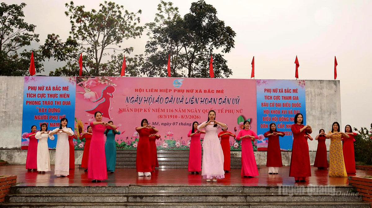 Le esibizioni di danza popolare erano elaborate coreografie e accompagnate da canti che celebravano la patria, il paese e le donne vietnamite.