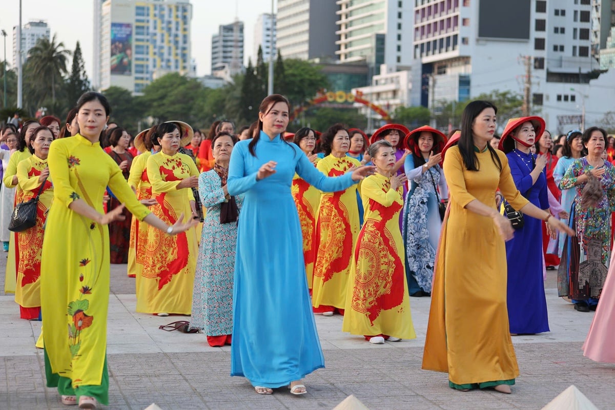 Khanh Hoa: 3.000 donne raggianti sfilano con l'ao dai (abito tradizionale vietnamita) - Foto 3. Khánh Hòa: 3.000 phụ nữ rạng rỡ trình diễn áo dài- Ảnh 3.