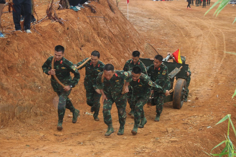 La gara di tiro con l'artiglieria al Festival di Dien Bien Hoa Ban ricrea lo spirito di solidarietà, la volontà incrollabile e la forza collettiva dei soldati e dei lavoratori civili nella storica campagna di Dien Bien Phu. Si tratta di un evento culturale unico che rende omaggio ai nostri antenati, educa le giovani generazioni alle tradizioni patriottiche e promuove il turismo a Dien Bien.