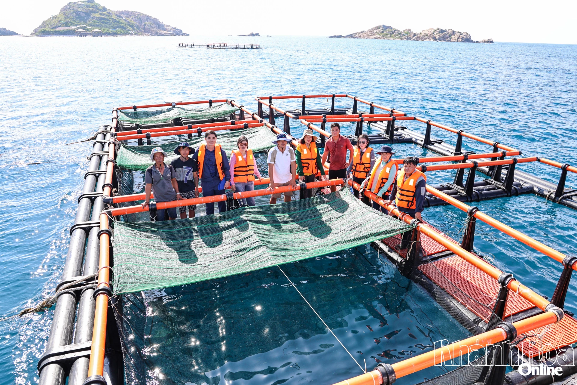 Households participating in the high-tech marine aquaculture development project in the Hon Noi region.