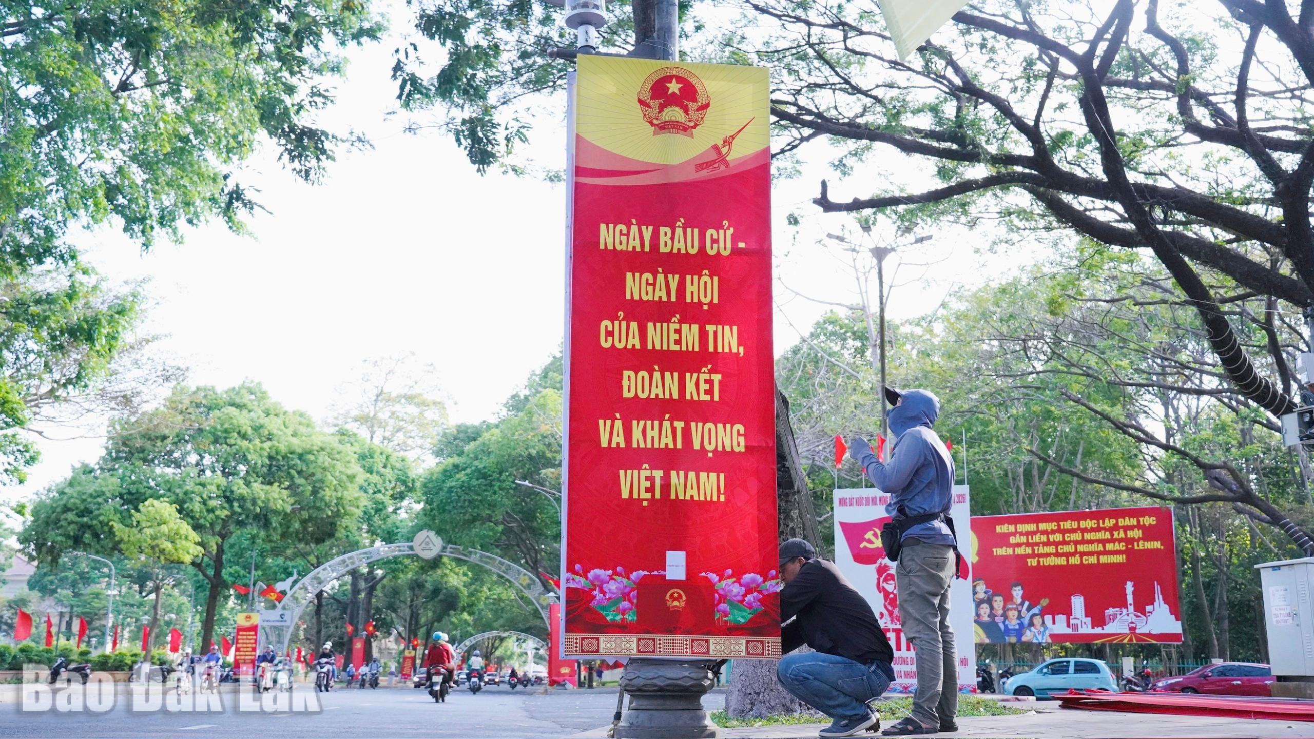 Podél ulic v městské části jsou rozmístěny velké billboardy. Foto: Van Tiep